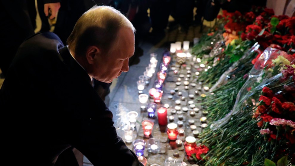 Putin položil kvety k stanici metra v Petrohrade.