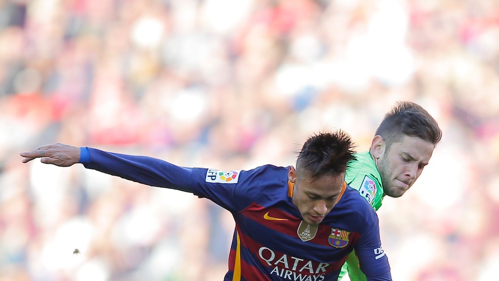 Neymar (Barcelona) vs. Alvaro Medran (Getafe) v dueli Primera Division.