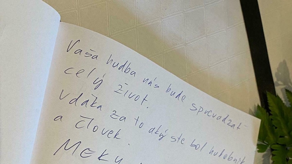 Kondolenčná kniha na slovenskom veľvyslanectve v Prahe.