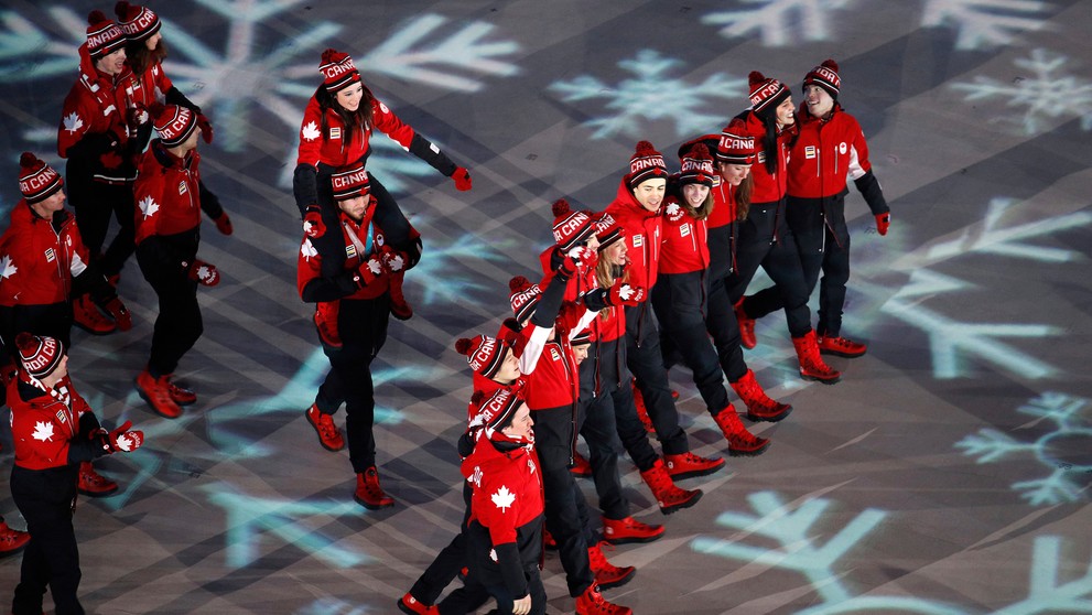 Členovia kanadskej olympijskej výpravy počas záverečného ceremoniálu. 