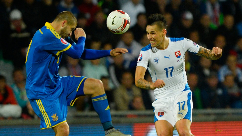 Marek Hamšík (Slovensko) a Jaroslav Rakickij (Ukrajina) v kvalifikačnom zápase.