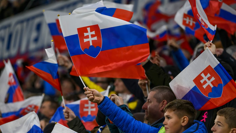 Fanúšikovia oslavujú gól v zápase kvalifikácie ME 2024 proti Islandu.