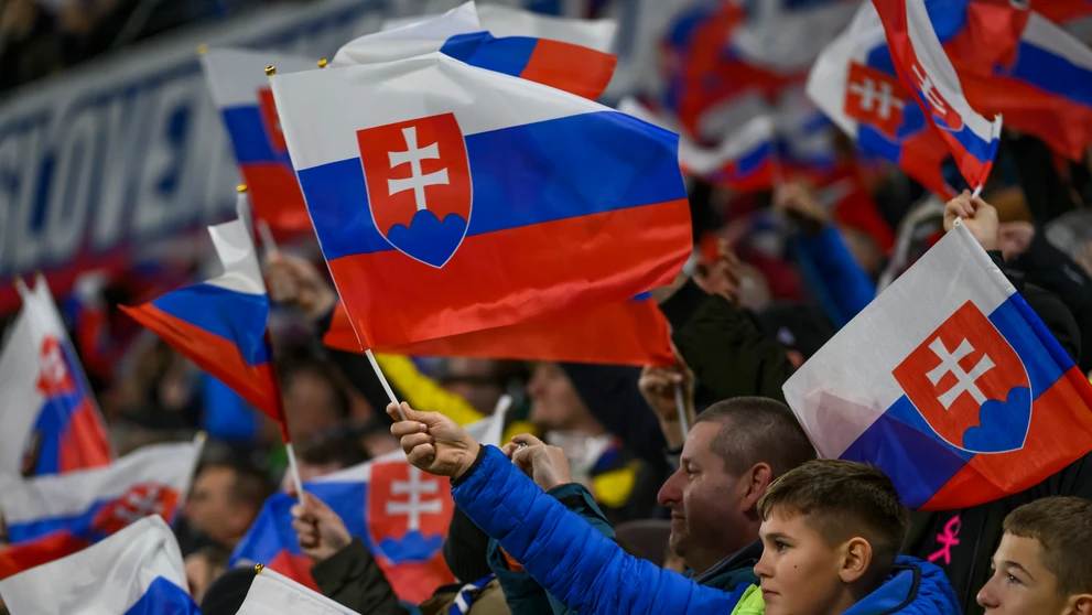 Fanúšikovia oslavujú gól v zápase kvalifikácie ME 2024 proti Islandu.