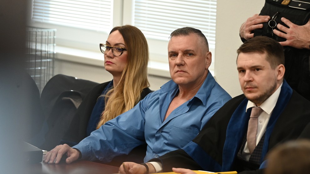 Mikuláš Černák sedí v pojednávacej miestnosti na súde v Piešťanoch.