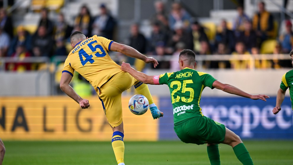 Zľava Nikola Krstovič (DAC) a Tomáš Nemčík (MŠK) v zápase 13. kola Fortuna ligy.