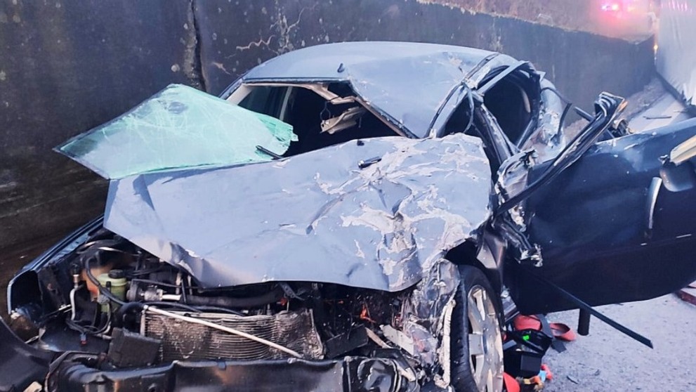 Pohľad na poškodené auto.