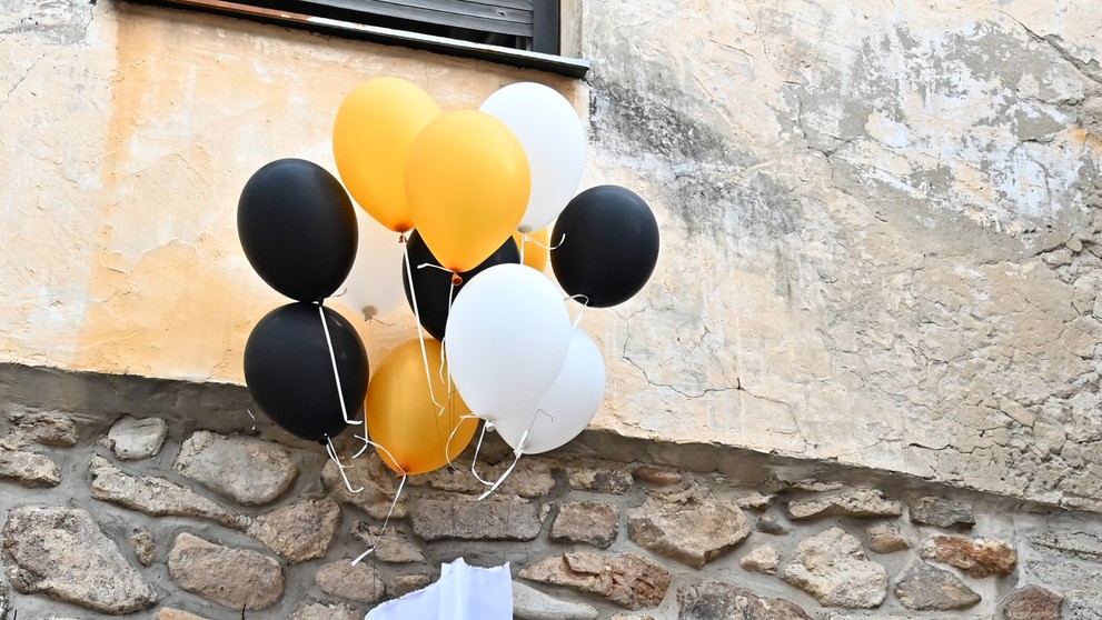 Magda Vášáryová (vľavo) a Elena Vacvalová odhaľujú umelecký reliéf Milana Lasicu.