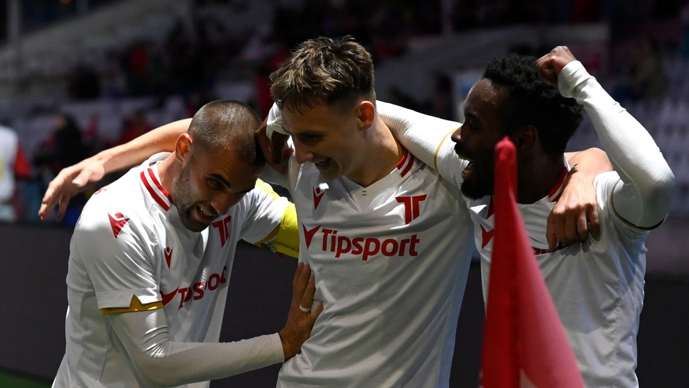 Zľava Filip Bainovič, Dominik Hollý a Eynel Domingos (všetci Trenčín) oslavujú gól v zápase 13. kola Fortuna ligy proti Slovanu.