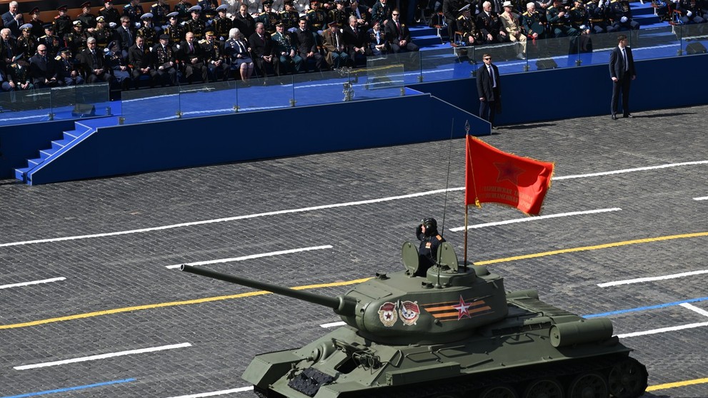 Osamotený tank T-34 zo sovietskej éry počas vojenskej prehliadky v Moskve.