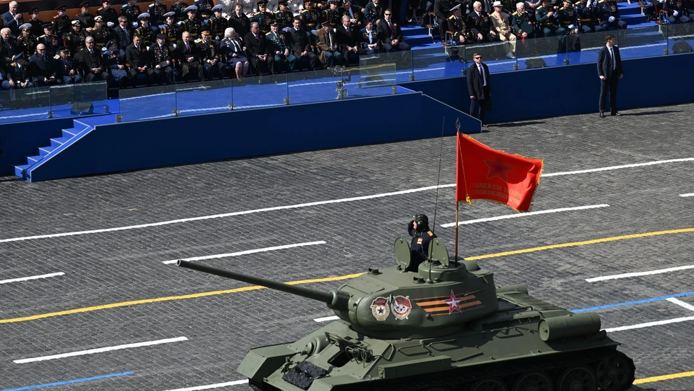 Osamotený tank T-34 zo sovietskej éry počas vojenskej prehliadky v Moskve.
