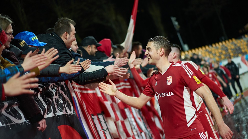 Michal Faško oslavuje s fanúšikmi triumf nad Podbrezovou.