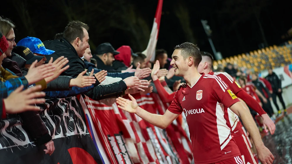 Michal Faško oslavuje s fanúšikmi triumf nad Podbrezovou.