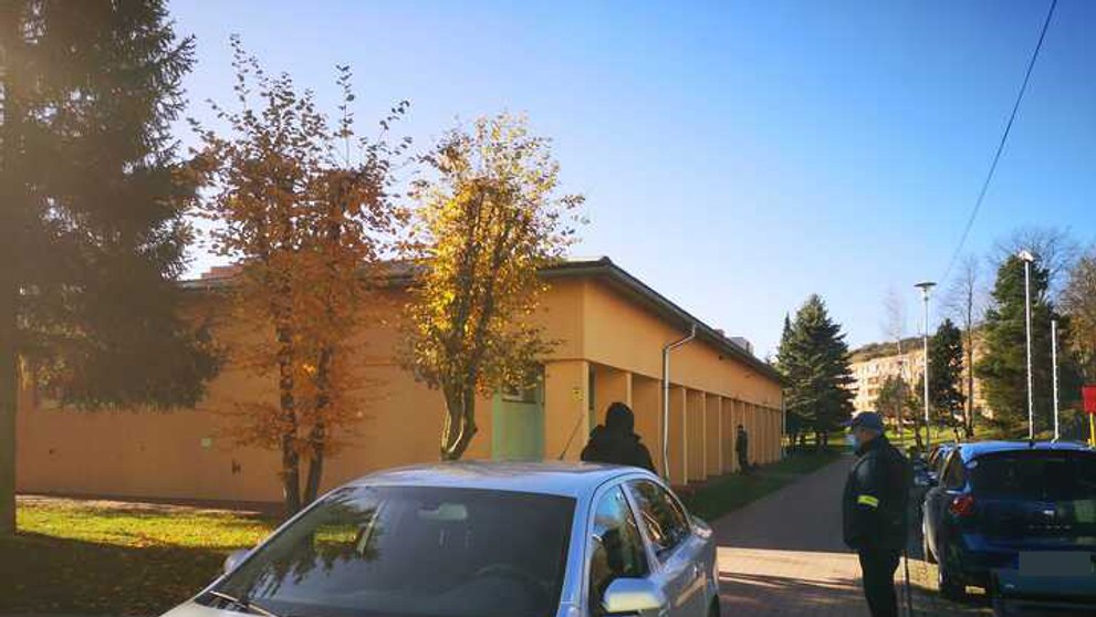 Plot, ktorý preliezol zlodej a vykradol odberné miesto v tvrdošínskej MŠ.