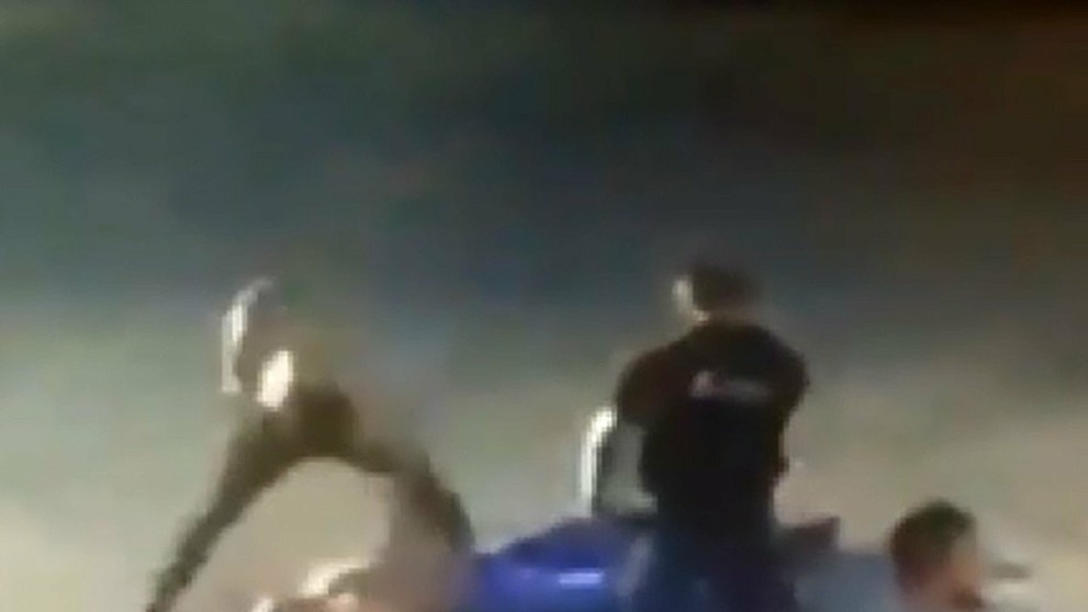 Anar Allahkveranov mláti beuvládne ležiaceho Andreja Dračeva.