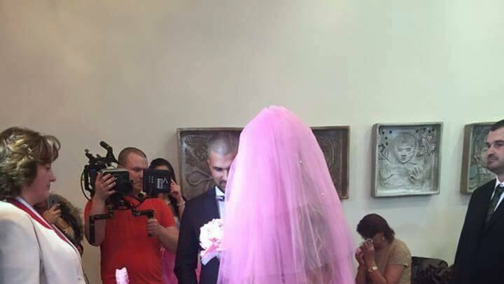 Zuzana sa vydávala v ružových svadobných šatách.