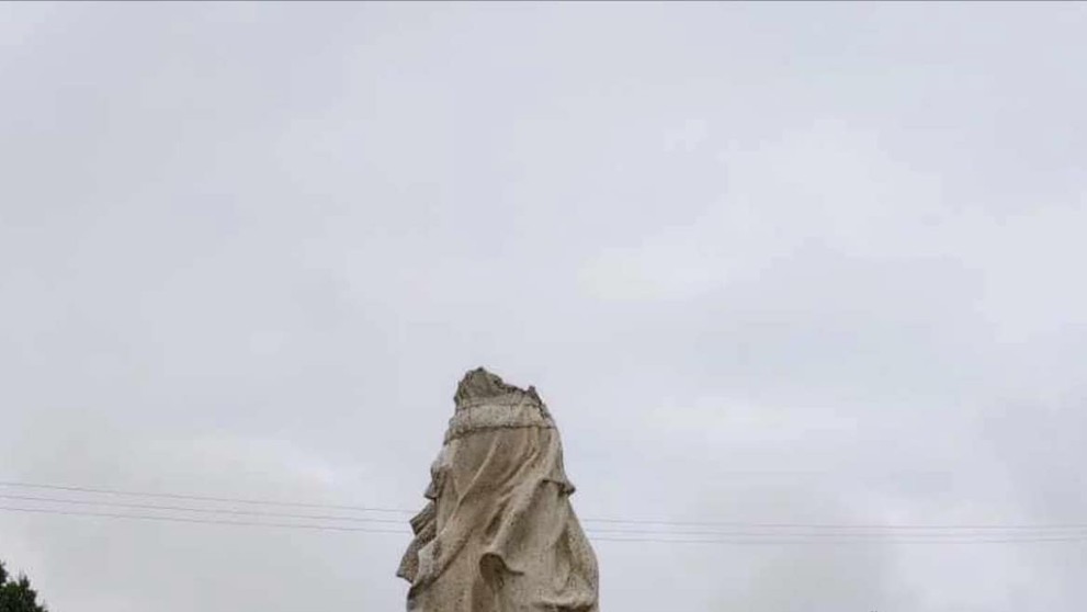 Zničený pamätník s názvom Návrat po zemetrasení