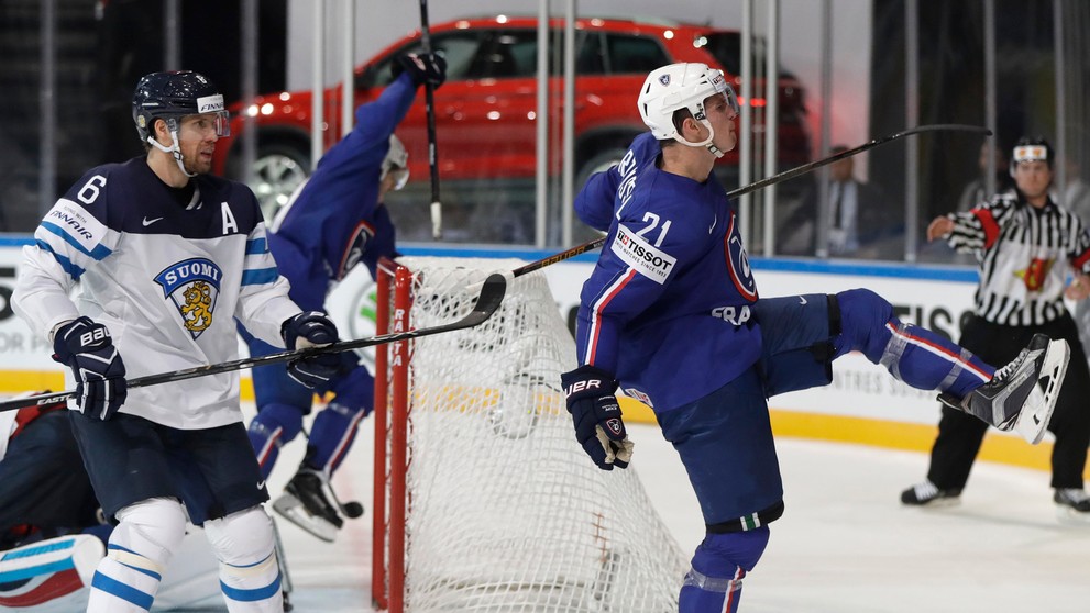 Fín Topi Jaakola (vľavo) sleduje Francúza Antoinea Roussela po góle v dueli MS 2017.