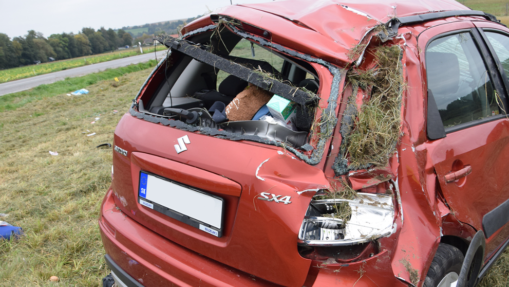 Havarované auto po predchádzaní tatrovky pri obci Motešice.