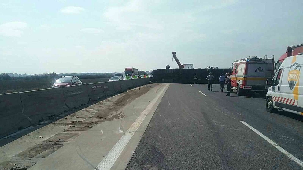 Prevrátený kamión na D1