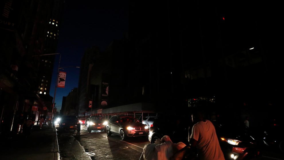 Ľudia si v uliciach museli svietiť mobilmi.