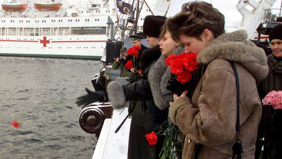 Príbuzní obetí z ponorky Kursk symbolicky hádžu kvety do mora na smútočnom zhromaždení v Severomorsku. (29. Októbra 2000)