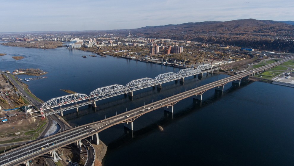 Železničný most a cestný most ponad Jenisej v Krasnojarsku.