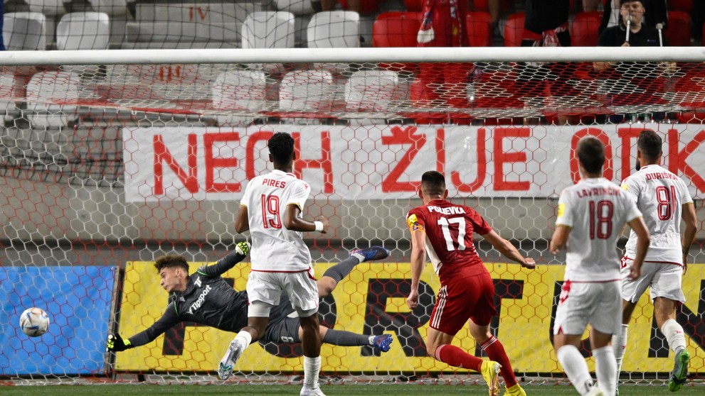 Uprostred Róbert Polievka (Banská Bystrica) prekonáva brankára Michala Kukučku (AS Trenčín) v zápase 8. kola Fortuna ligy.