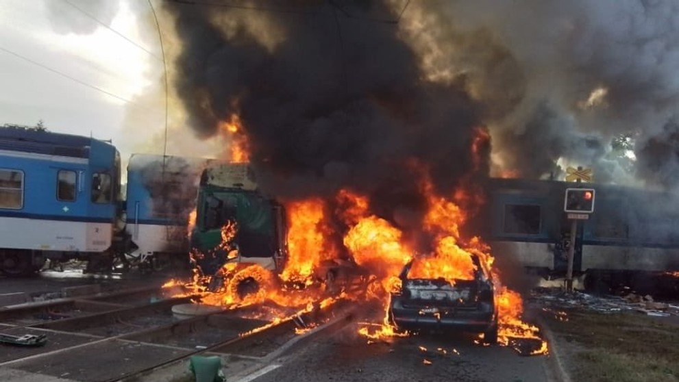 Zrážka vlaku s kamiónom a osobným autom