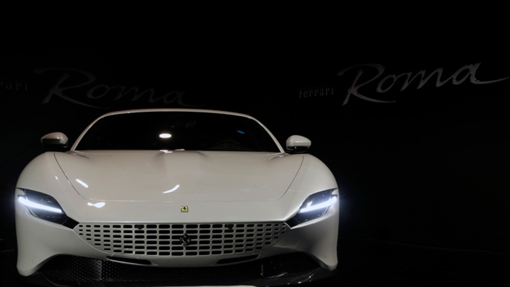 Muž čistí kaviareň po prílivovej povodní v Benátkach.