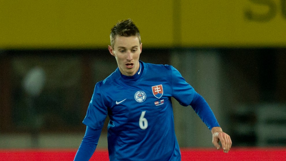 Slovenský reprezentačný stredopoliar Ján Greguš počas prípravného duelu na pôde Rakúska.