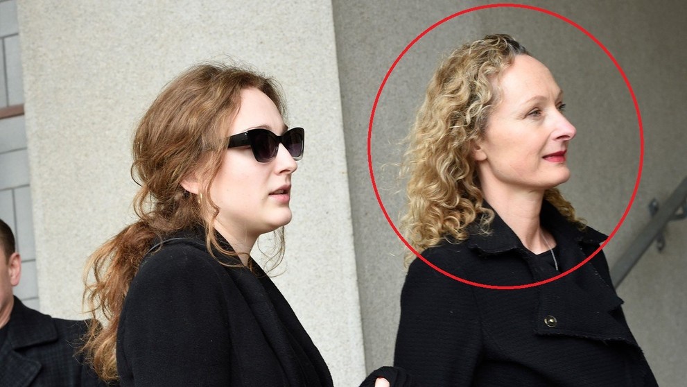 Záchranári odvážaju zranených.