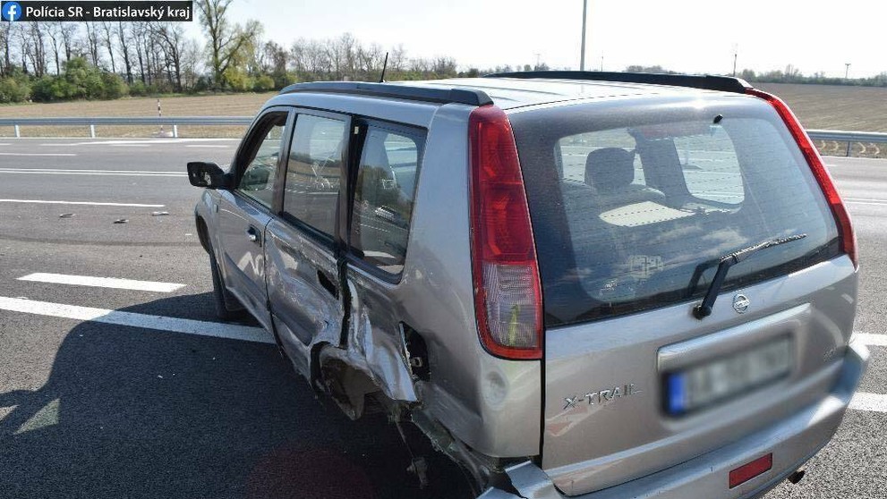 Auto, do ktorého narazil opitýv vodič jazdiaci v protismere.