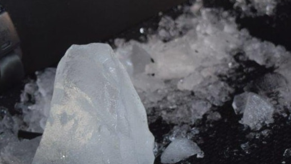 Vodiča počas jazdy zasiahli kusy ľadu.