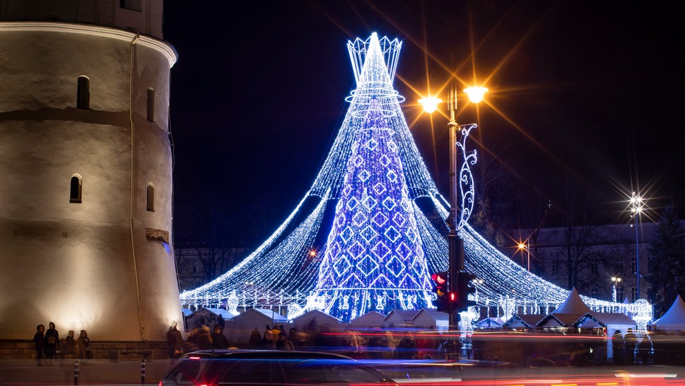 Návštevníci si fotografujú rozsvietený vianočný strom s betlehemom na Námestí sv. Petra vo Vatikáne.