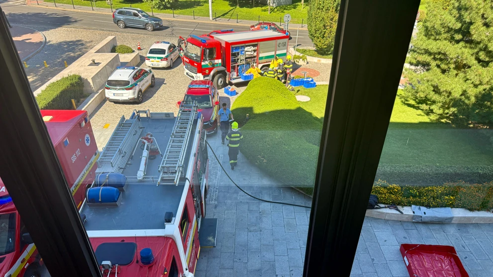 V budove NR SR zasahujú hasiči