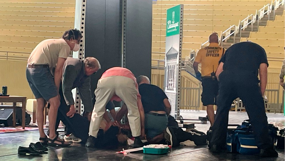 Spisovateľa napadol počas prednášky muž