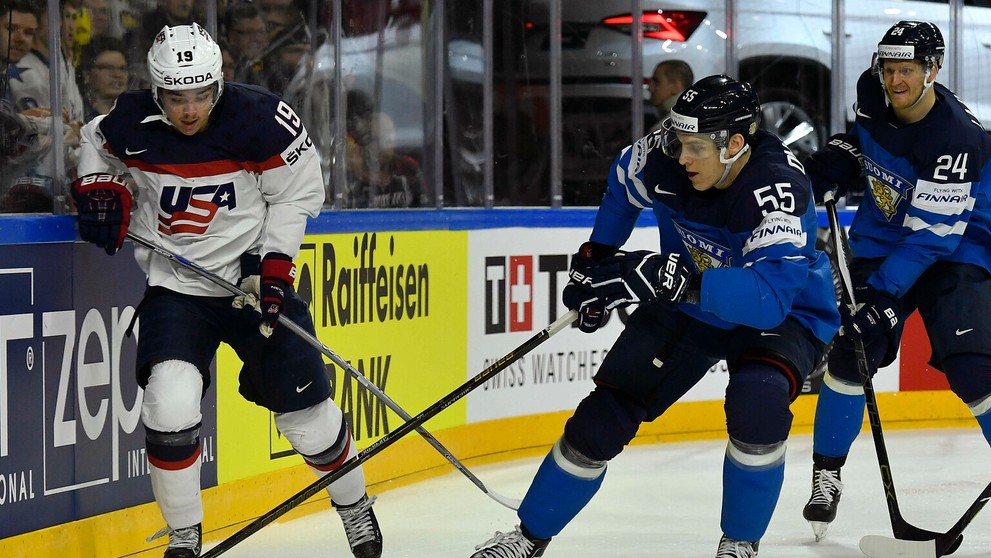 Američan Clayton Keller (vľavo) bojuje o puk s Fínom Atte Ohtamom vo štvrťfinále MS 2017.