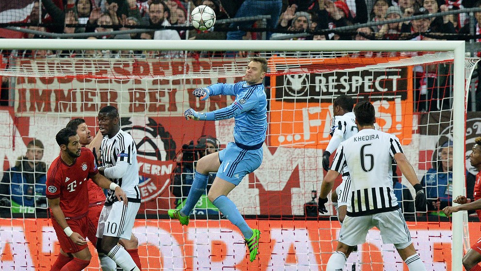 Vo výskoku brankár Bayernu Manuel Neuer v odvetnom zápase osemfinále futbalovej LM proti Juventus Turín