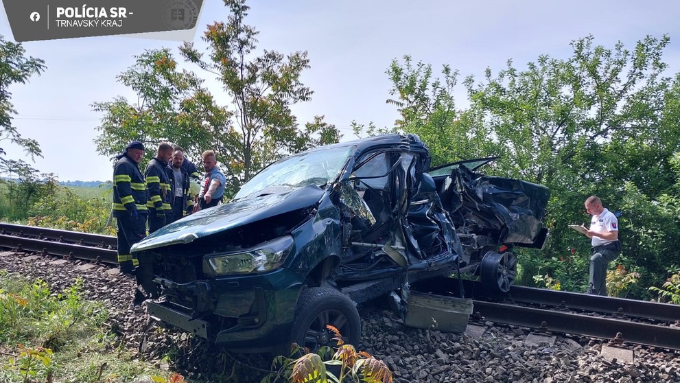 Zrážka auta a vlaku vo Veľkej Pake.