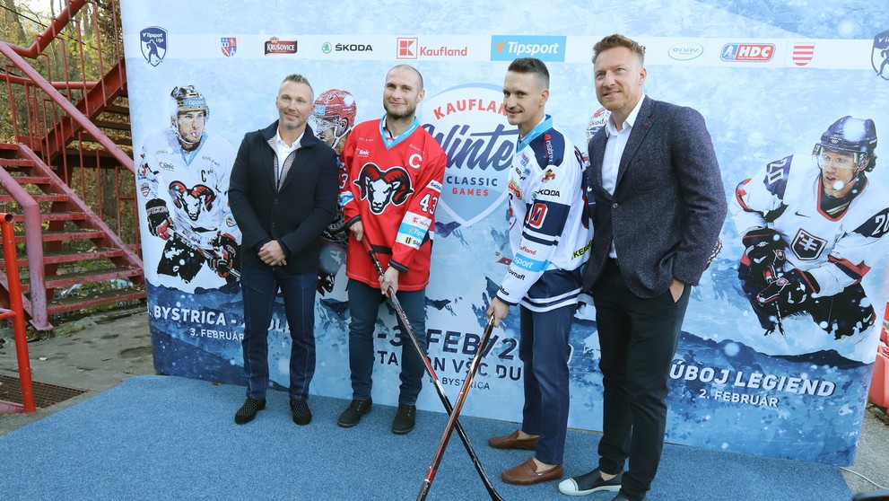 Zľava Ľubomír Višňovský, Tomáš Surový, Michal Chovan a Marián Hossa na tlačovej konferencii k Winter Classic.