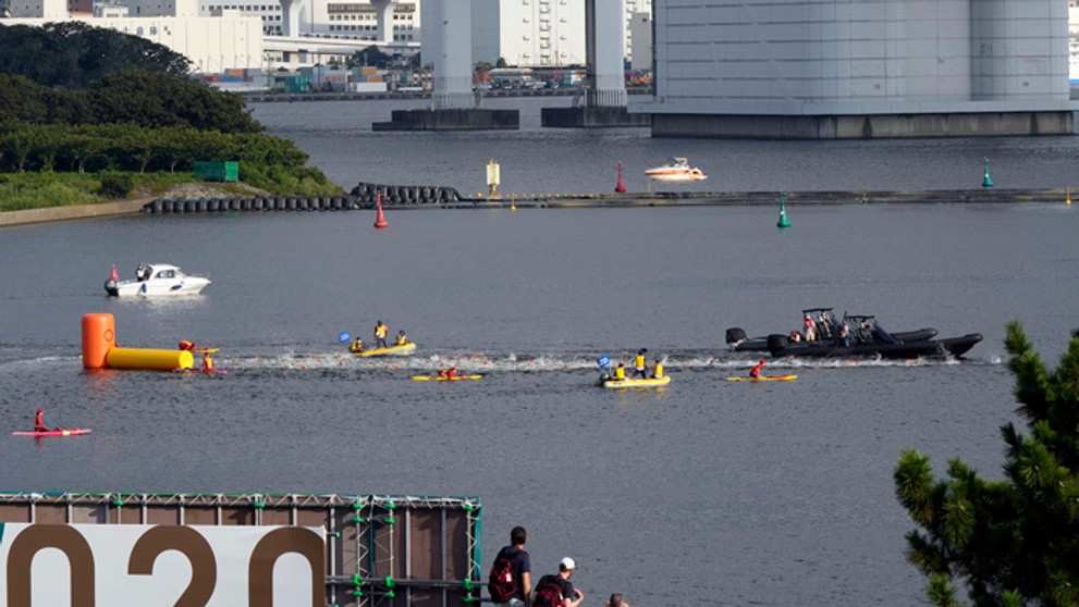 Loď, ktorá prekážala pri štarte v triatlone mužov.