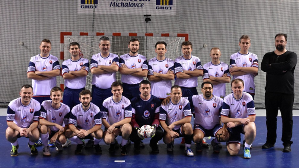Slovenskí reprezentanti pred zápasom s Čiernou Horou na ME kňazov v halovom futbale v Michalovciach. 