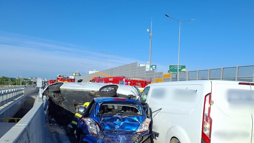 Reťazová nehoda pri Bratislave.