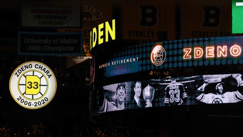 Ceremoniál vyvesenia dresu Zdena Cháru v Bostone.
