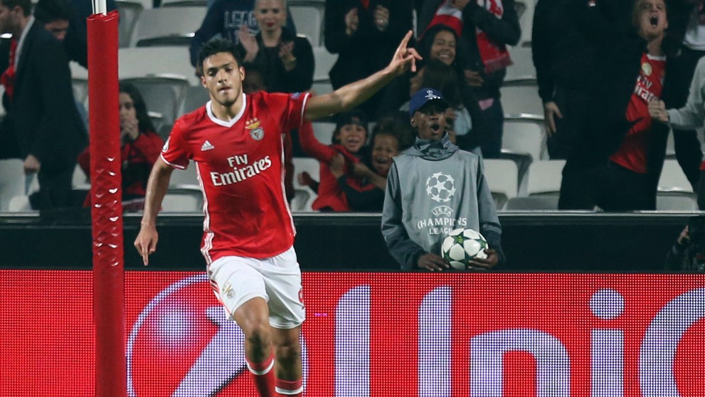 Raúl Jiménez z Benficy sa teší z gólu do siete Neapola v dueli LM.