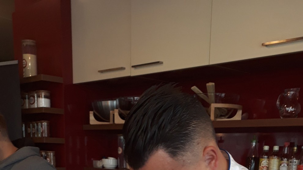 Fínski fanúšikovia oslavujú zisk majstrovského titulu v hokeji 26. mája 2019 v Helsinkách.