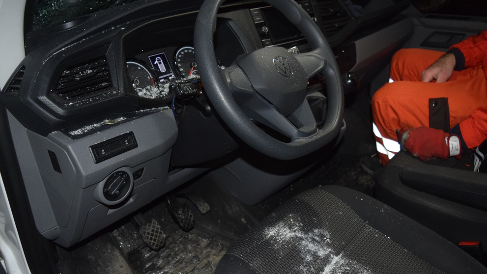 Ľad z auta prerazil čelné sklo.