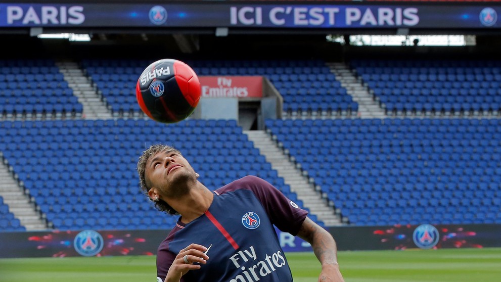 Na snímke futbalová brazílsky útočník Neymar pózuje fotografom s loptou.