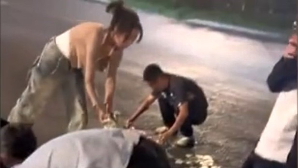 Všetky peniaze po ceste zozbierali.