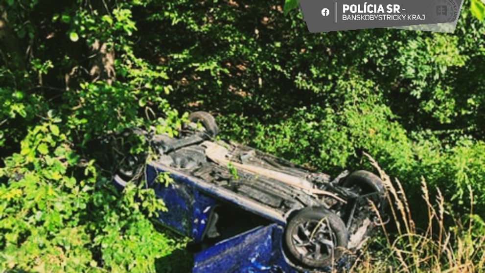 Čelná zrážka dvoch vozidiel pred obcou Bartošova Lehôtka.